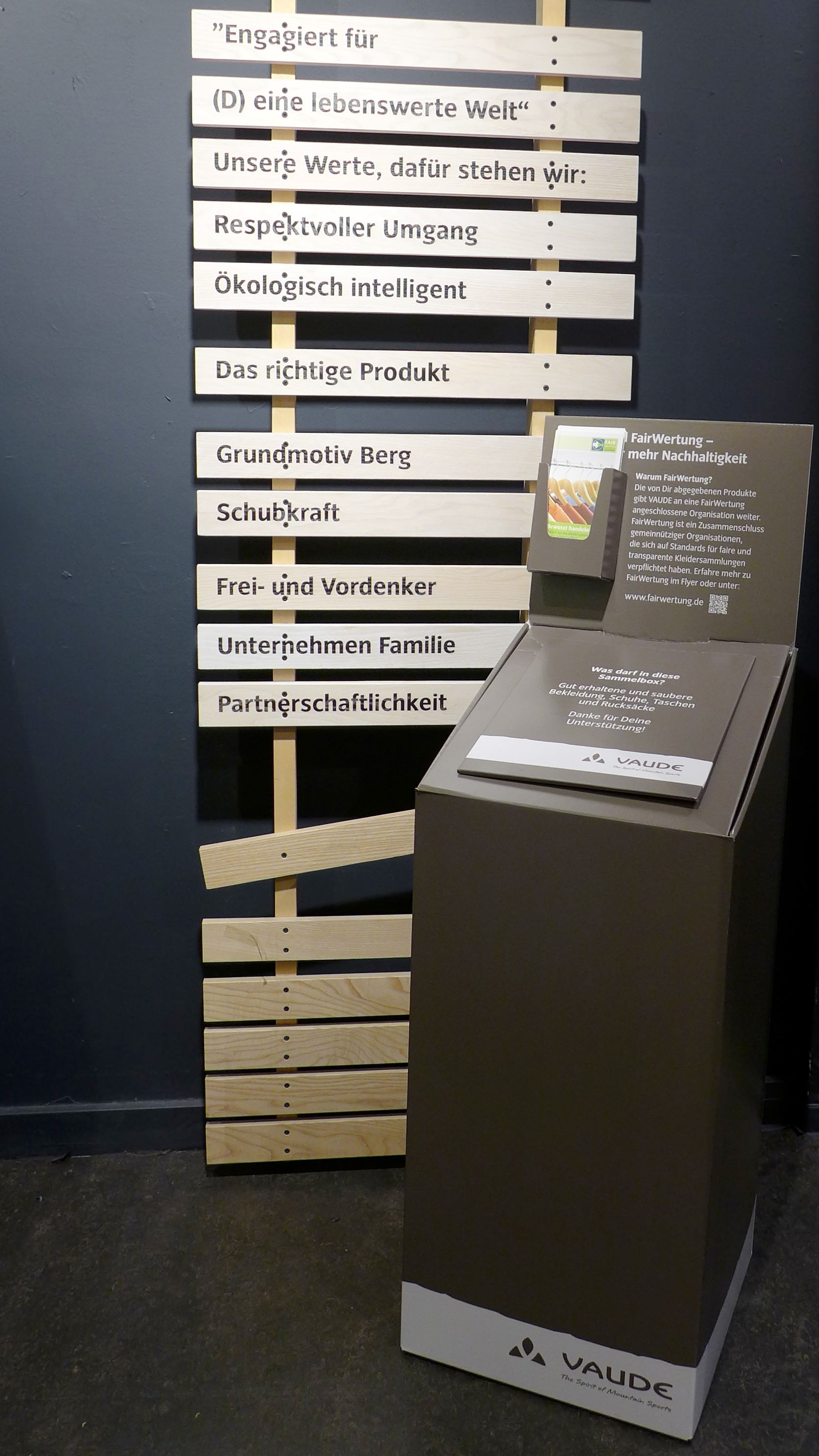 Altkleider-Sammelboxen in den VAUDE Stores