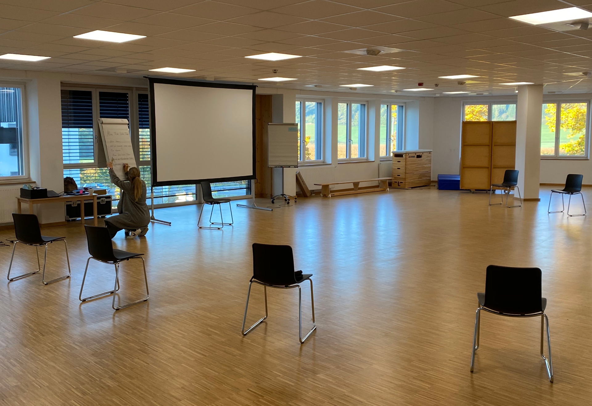 Learning together while keeping a distance – in our spacious, well-ventilated sports room, we can conduct training courses while maintaining high hygiene standards.