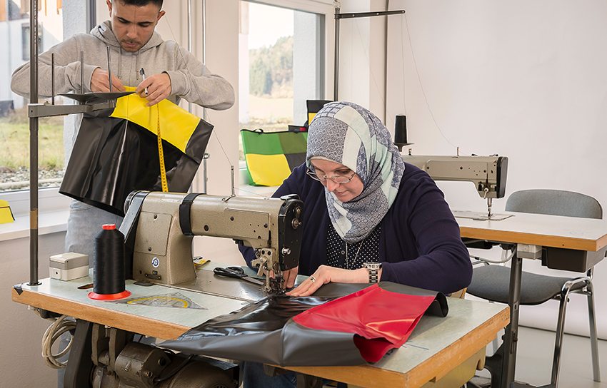 Die VAUDE-Upcycling-Werkstatt entstand 2016 aus einem Pilotprojekt mit Geflüchteten. Bild: VAUDE 