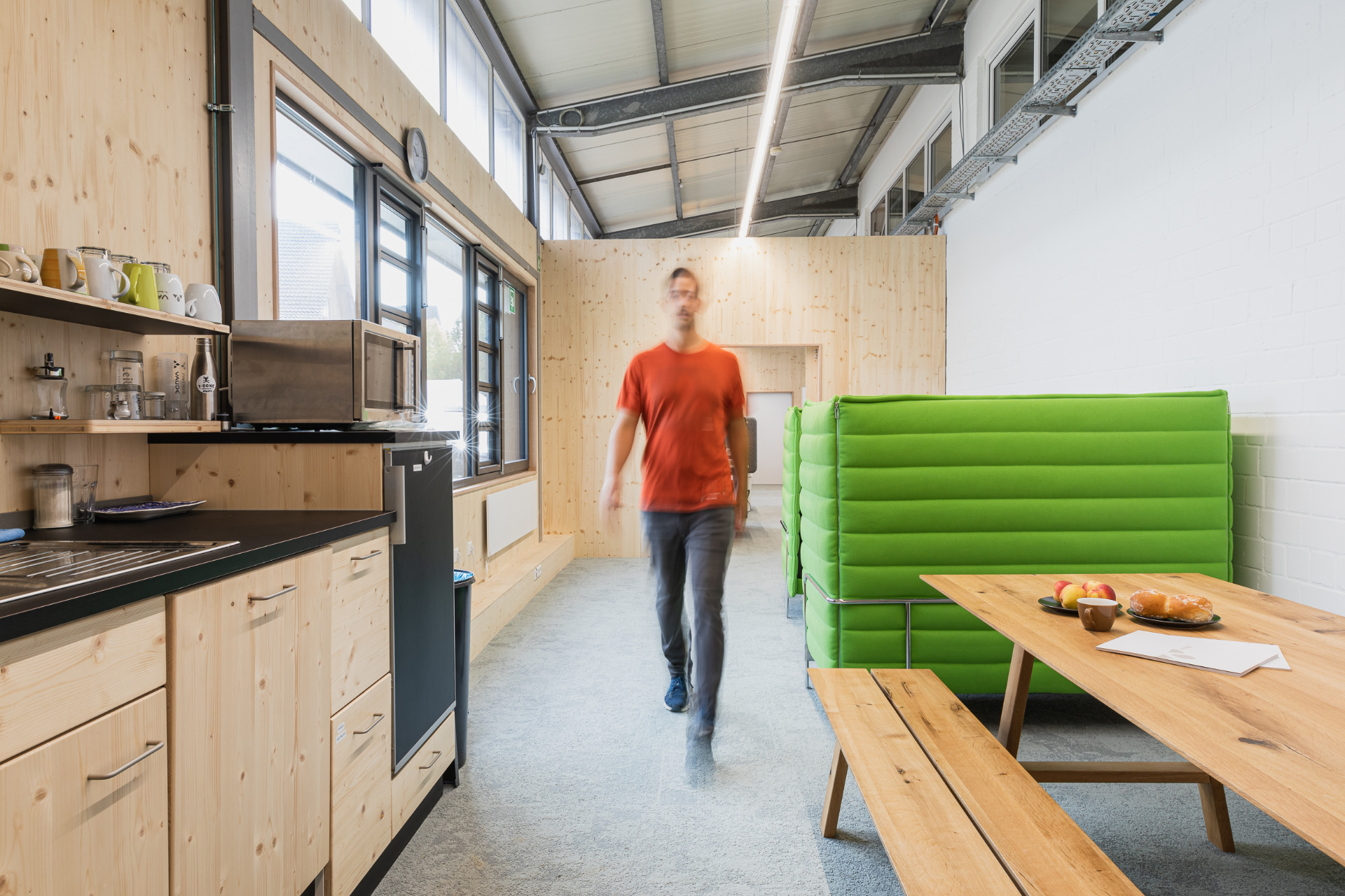 As a counterbalance to the lively work routine in customer contact, the quiet, tidy atmosphere of the new break rooms allows us to recharge our batteries. This means we are quickly fit again so we can give our customers our full attention. 