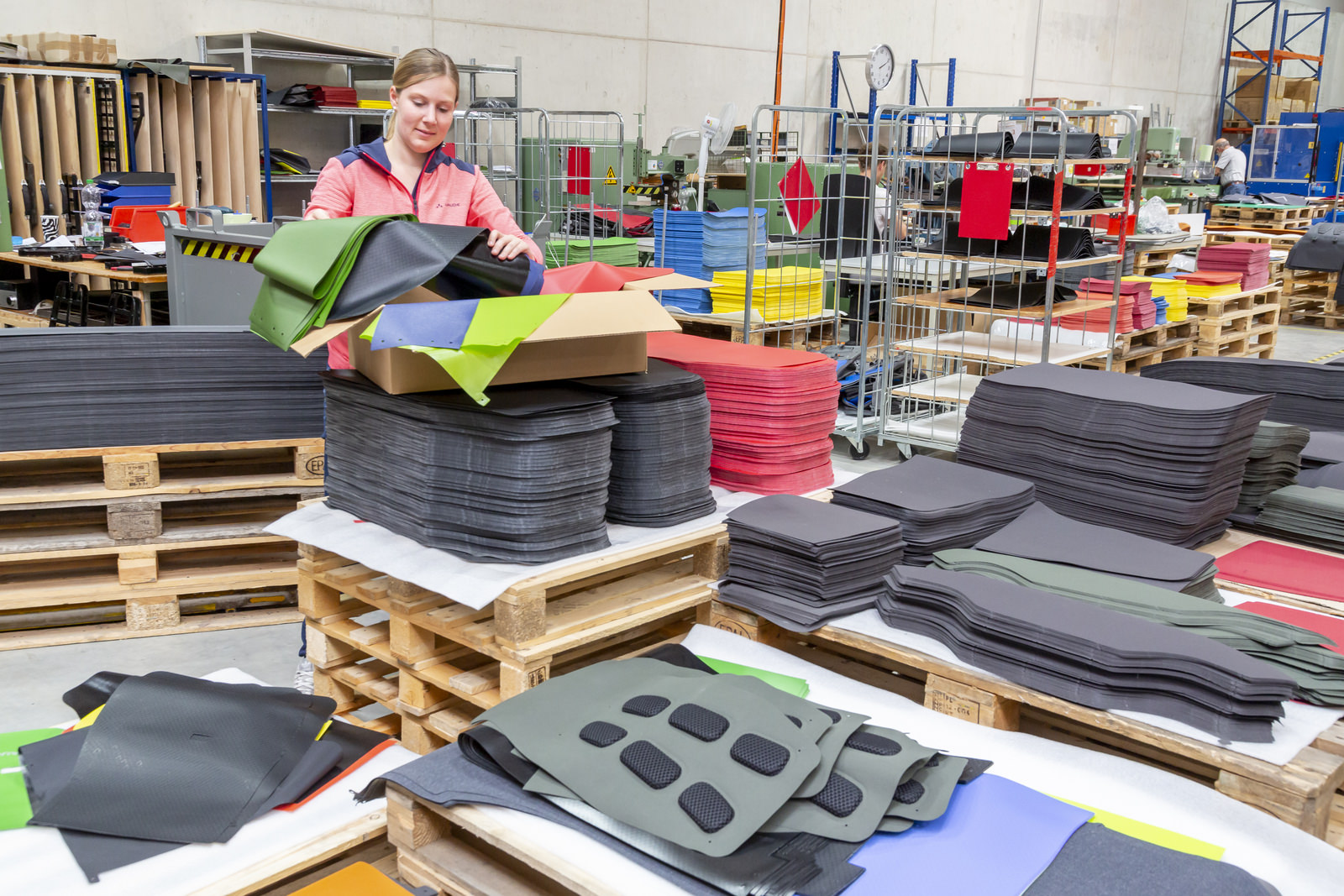 Restekisten packen für den VAUDE Upcycling Store auf eBay 