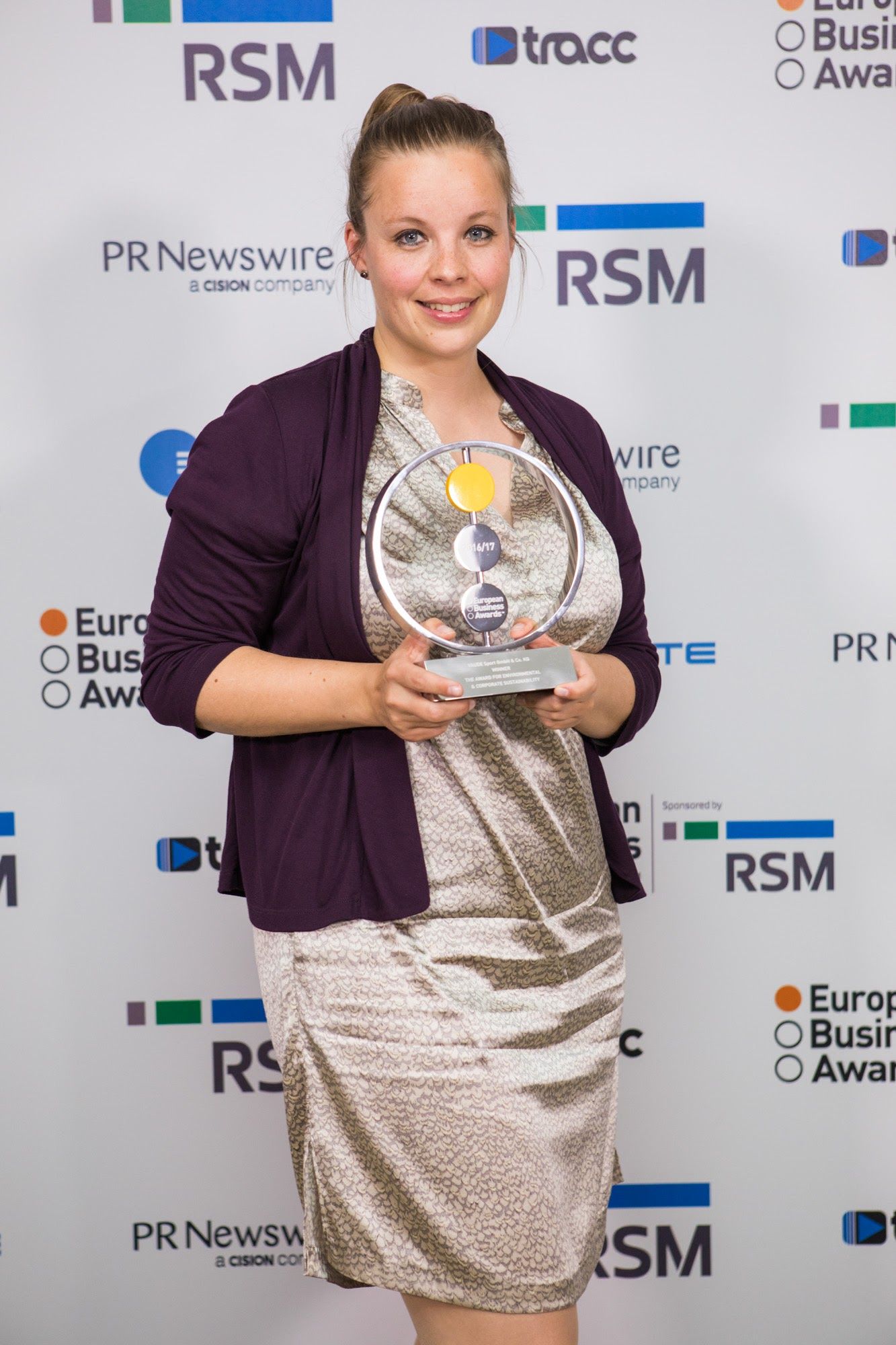 Lisa Fiedler, VAUDE, proudly accepted the award at the honors ceremony in Dubrovnik, Croatia.