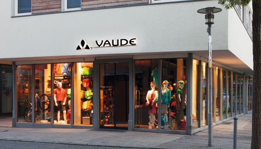 VAUDE Stores bieten Sammelboxen für faire Kleiderspenden