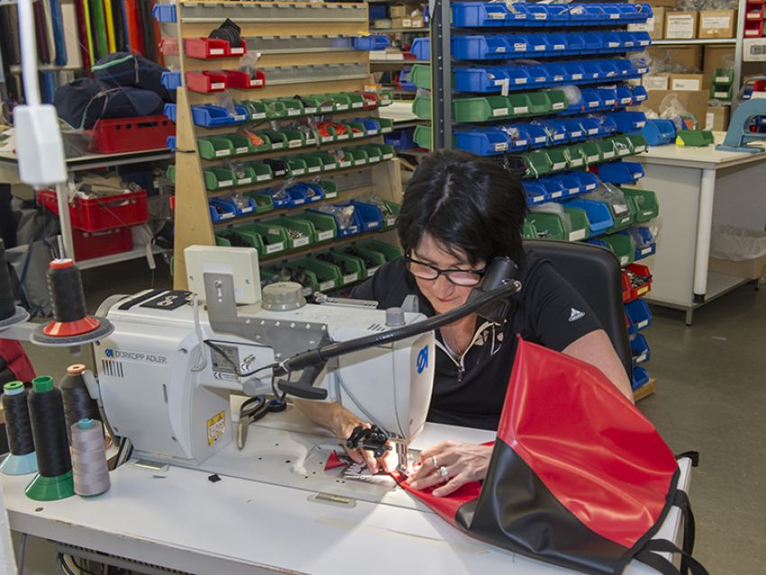 Claudia Reimann ist in der Upcycling-Werkstatt u. a. für Musterung und Produktion verantwortlich. Bild: VAUDE 